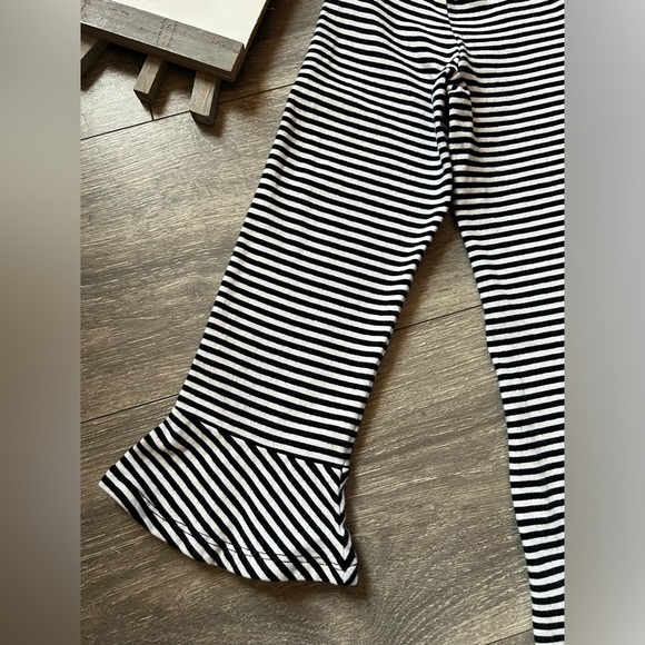 Gap horizontal striped ruffle sleeve hem scoop neck top. Size M - Picture 3 of 6